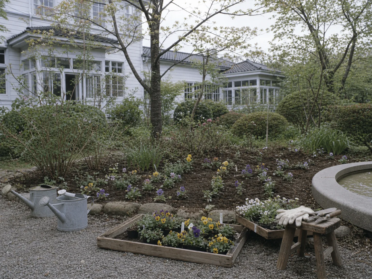 春の花苗、じょうろ、手袋が用意された本館前庭